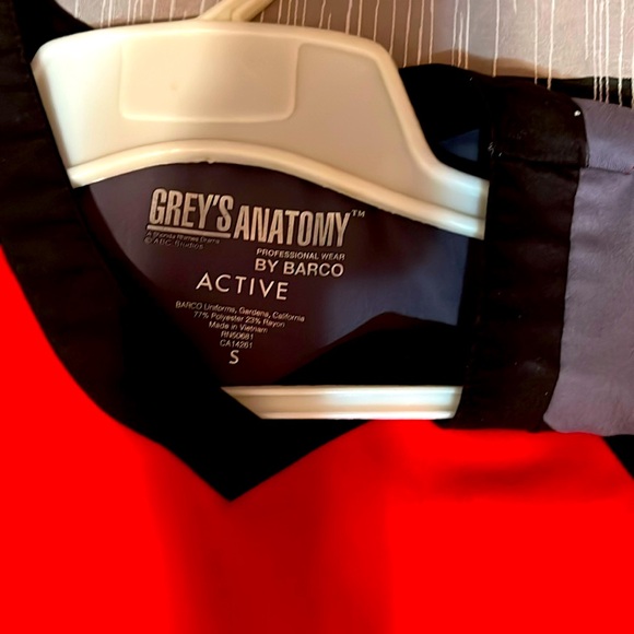 Beautiful shirt it is true red except on the photos. It looks orange - Picture 2 of 2